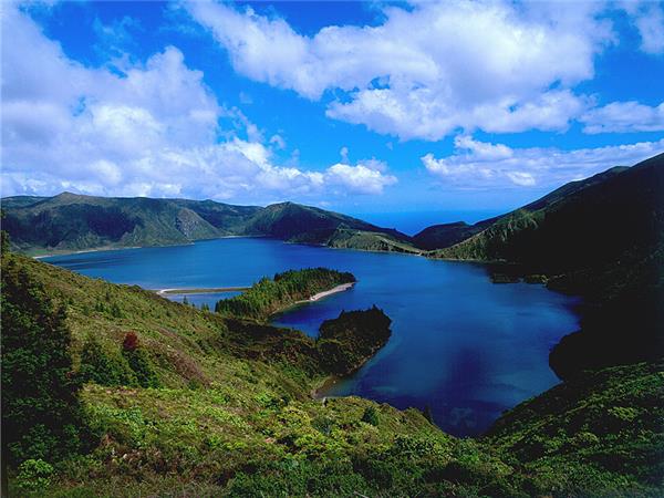 Azores whale and dolphin watching holiday. Helping Dreamers Do