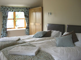 Self catering cottage in the Peak District, sleeps 10 or more