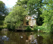 Dordogne self catering cabin,_lake
