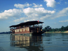 Mekong cruise in Laos