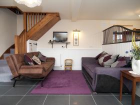 Chess Cottage, always fresh flowers in rooms.
