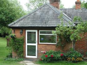 Berkshire self catering cottage, sleeps 2, England