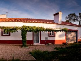 Sobreira Cottage, to the right, with the green ivy. It turns deep red in Autumn.