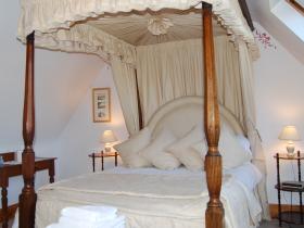 Willow Cottage (sleeps 4) - double four-poster bed