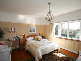 Hurst; The en suite kingsize room at Harvest House
