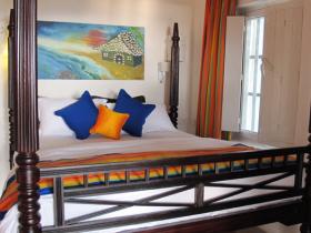 4 Generous kingsize four poster