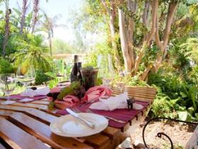 Eat in the garden