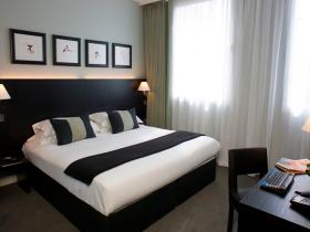 The Large Double / Twin hotel room at base2stay Liverpool, with a king size bed