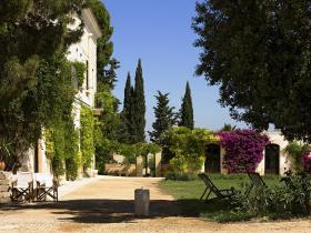 Italian villa hotel in Cefalicchio, Italy