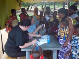 Bringing m�decine to rural villages in Kenya