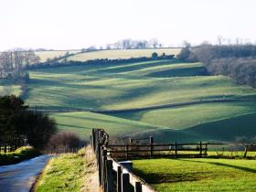 Cross Cotswolds pathway walking holiday, England