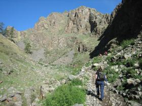 Hiking up to Uliastai pass