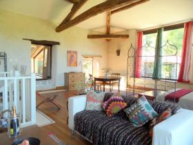 L'Atelier - a restored barn full of light and colour