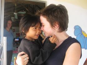 Volunteer with children in Thailand