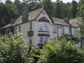 Blenheim Lodge: nestles quietly against pretty countryside with far reaching Lake & mountain views.