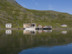 Abandoned settlement at Hjelmsøya