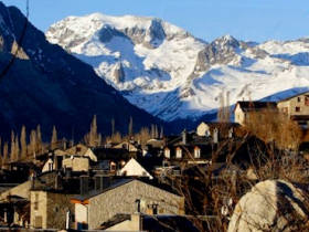 Family skiing holiday in Pyrenees