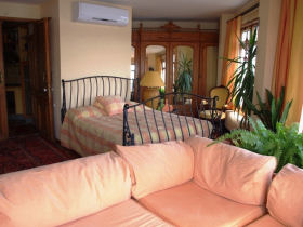 queen size bed in spacious room