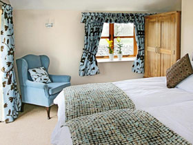 Peak District self catering cottage sleeps up to 10 people, Derbyshire