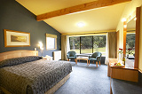 Bedroom Lake Moeraki lodge, New Zealand