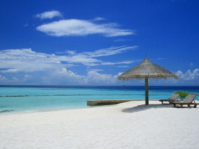 Volunteering with children in the Maldives