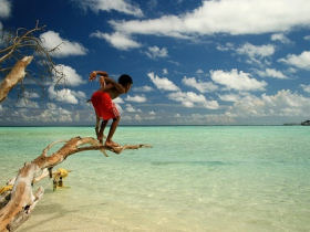 Volunteering with children in the Maldives
