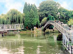 Thames Path walking holiday, Cotswolds to London