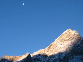 Moon and Mountain | pic: Bremelin Romero