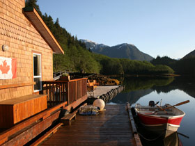 Grizzly bear watching holidays in British Columbia, Canada