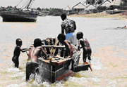  Kayking the Lamu archipelago, Kenya - local kids