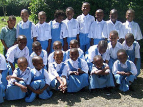 Volunteer with children in Tanzania