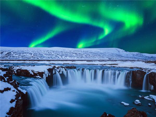 Bug Pinpoint mad Iceland Northern Lights adventure holiday | Responsible Travel