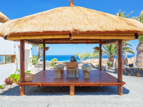 Lanzarote luxury villa & yurts, 8 rooms