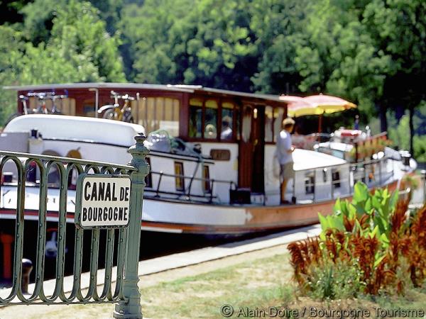 Cycle the Burgundy canal, France