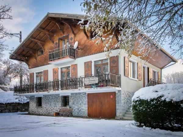 Snowshoeing holiday in the French Alps
