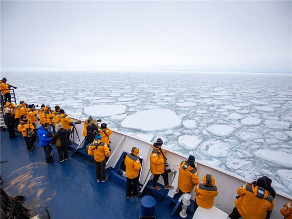Arctic expedition cruise, circumnavigation of Spitsbergen