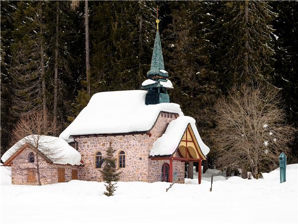 Snowshoeing holiday in the Dolomites