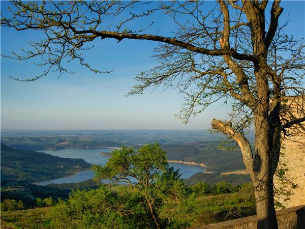 Self guided e biking in Umbria holiday
