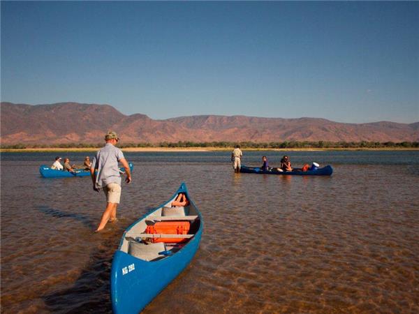 Zambezi canoe safari, Zambia