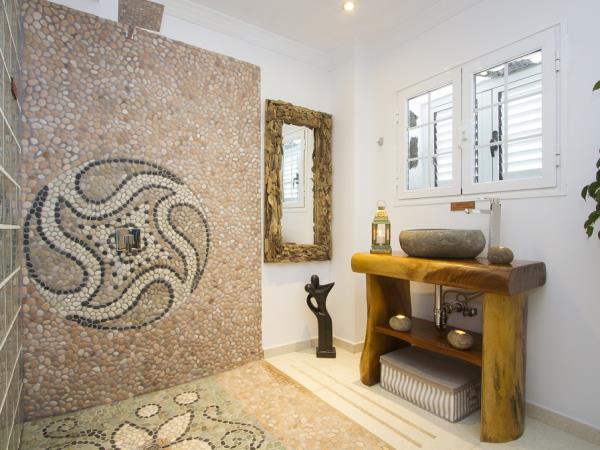 Lanzarote seafront accommodation, sleeps 4