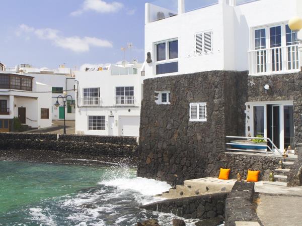 Lanzarote seafront accommodation, sleeps 4