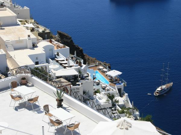 Island hopping cruise in Greece