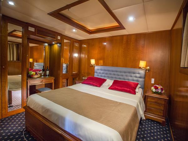 Greek Island hopping cruise in the Aegean