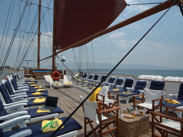 Greek Island hopping cruise in the Aegean