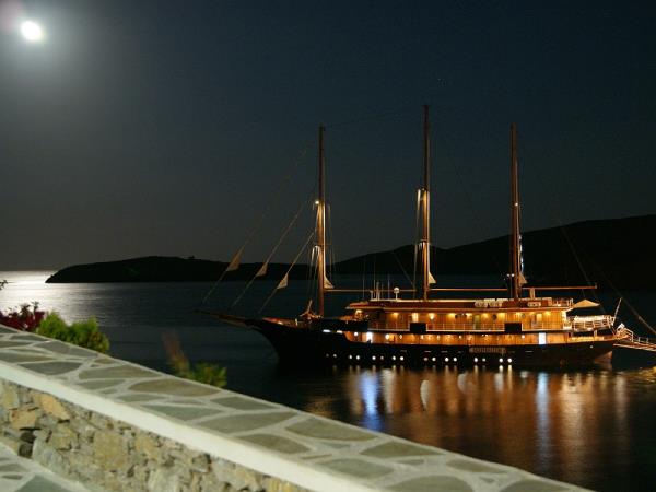 Greek Island hopping cruise in the Aegean