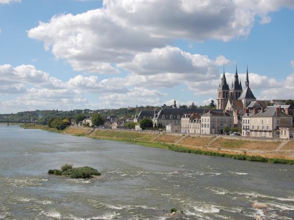 Chateau to Chateau family cycling tour in the Loire ... Chateau to Chateau family cycling tour in the Loire ...