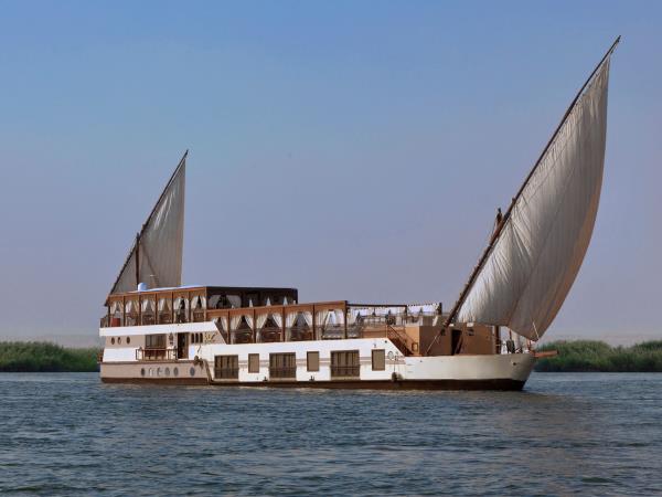 nile cruise traditional boat