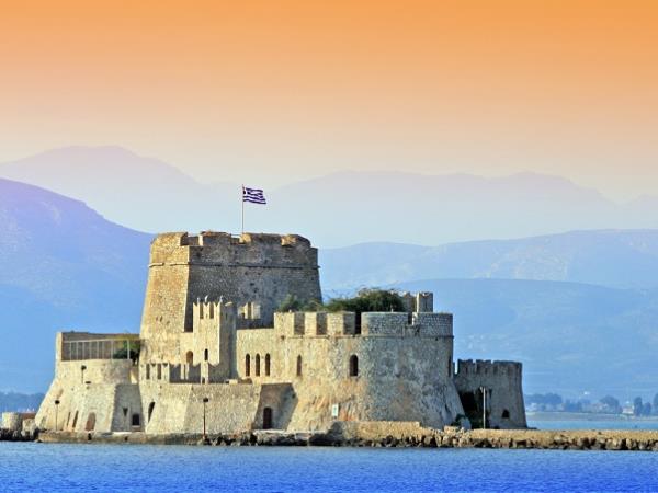 Island hopping cruise in Greece