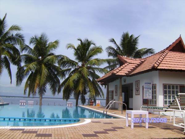 Backwaters of Kerala, spice gardens & beach holiday
