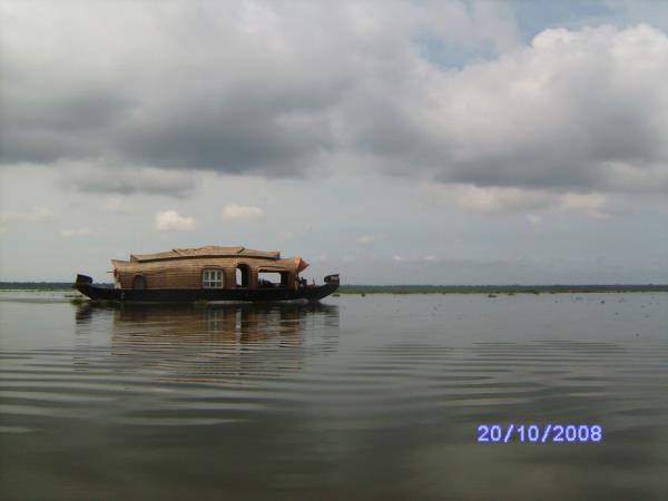 Backwaters of Kerala, spice gardens & beach holiday